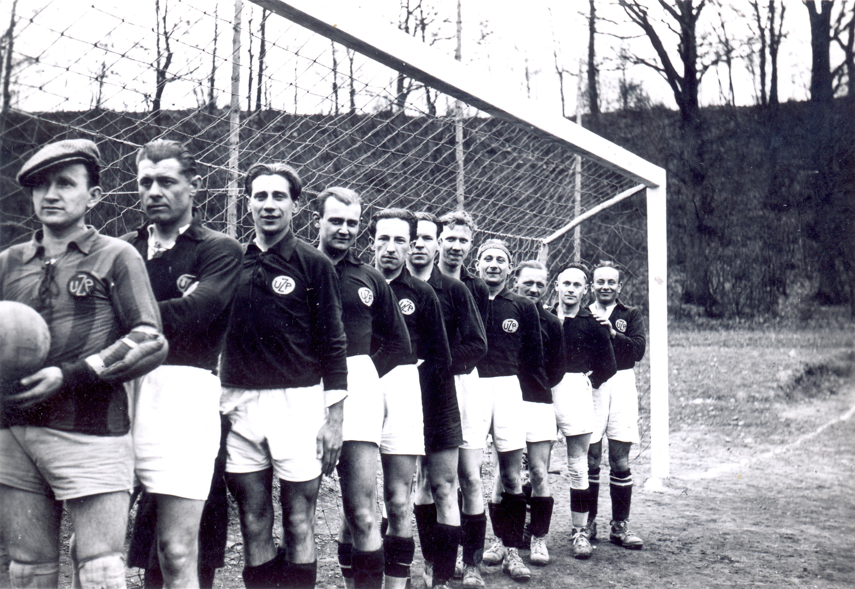 Fotbaliste-UZP-na-osadnim-hristi-1-1937.jpg